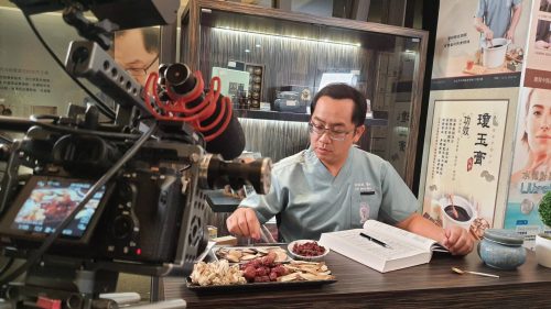 讓世界都看見-台灣好品牌-品牌人物誌-電視節目專訪-「麗馨中醫診所」側拍照片1製作單位：星澤影視 製作人：游祈盛 執行製作：楊含容