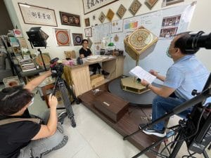 讓世界都看見-台灣好品牌-品牌人物誌-電視節目專訪-「地明能量藝術」側拍照片製作單位：星澤影視 製作人：游祈盛、楊含容