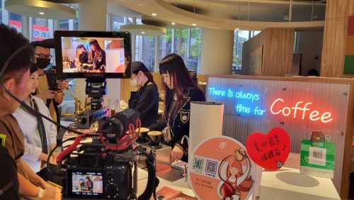 讓世界都看見-台灣好品牌-品牌人物誌-電視節目專訪-「8C咖啡」側拍照片5製作單位：星澤國際 製作人：游祈盛、楊含容