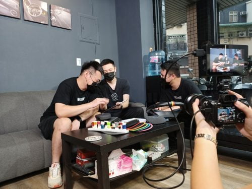 讓世界都看見-台灣好品牌-品牌人物誌-電視節目專訪-「年輕人方向盤」側拍照片1製作單位：星澤影視 製作人：游祈盛 執行製作：楊含容