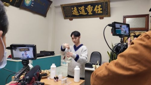 讓世界都看見-台灣好品牌-品牌人物誌-電視節目專訪-「建民生技（薄荷棒）」側拍照片1製作單位：星澤影視 製作人：游祈盛 執行製作：楊含容