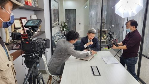 讓世界都看見-台灣好品牌-品牌人物誌-電視節目專訪-「群御法律」側拍照片1製作單位：星澤影視 製作人：游祈盛 執行製作：楊含容