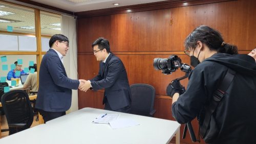 讓世界都看見-台灣好品牌-品牌人物誌-電視節目專訪-「詠鋐智能」側拍照片1製作單位：星澤影視 製作人：游祈盛 執行製作：楊含容