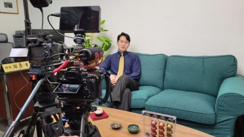 讓世界都看見-台灣好品牌-品牌人物誌-電視節目專訪-「鄭心律師」側拍照片1製作單位：星澤影視 製作人：游祈盛 執行製作：楊含容