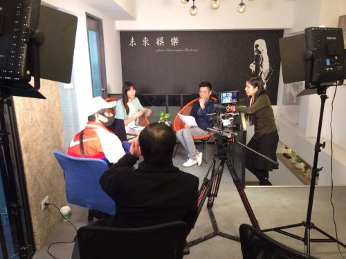 讓世界都看見-台灣好品牌-品牌人物誌-電視節目專訪-「未來演藝公司」側拍照片1製作單位：星澤影視 製作人：游祈盛、楊含容
