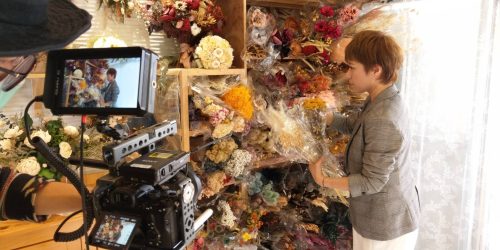 讓世界都看見-台灣好品牌-品牌人物誌-電視節目專訪-「陽光灑落花藝工作室」側拍照片1製作單位：星澤影視 製作人：游祈盛、楊含容