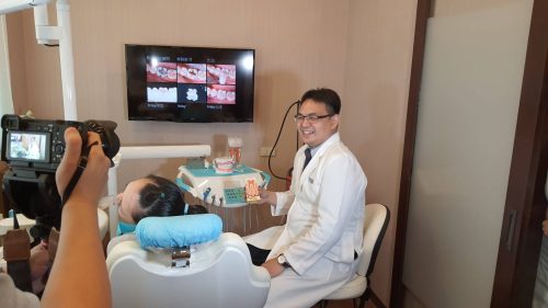 讓世界都看見-台灣好品牌-品牌人物誌-電視節目專訪-「典雅牙醫」側拍照片製作單位：星澤影視 製作人：游祈盛、楊含容