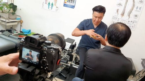 讓世界都看見-台灣好品牌-品牌人物誌-電視節目專訪-「骨匠」側拍照片製作單位：星澤影視 製作人：游祈盛、楊含容