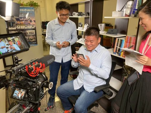 讓世界都看見-台灣好品牌-品牌人物誌-電視節目專訪-「展星聯網_智樂小家優」側拍照片製作單位：星澤影視 製作人：游祈盛、楊含容