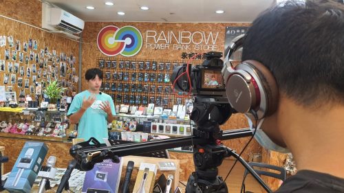 讓世界都看見-台灣好品牌-品牌人物誌-電視節目專訪-「彩虹全球3C」側拍照片1製作單位：星澤影視 製作人：游祈盛 執行製作：楊含容