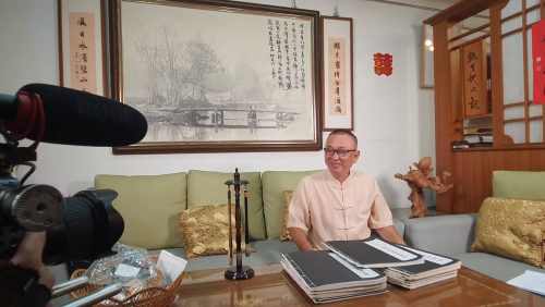 讓世界都看見-台灣好品牌-品牌人物誌-電視節目專訪-「林欽商書法家」側拍照片1製作單位：星澤影視 製作人：游祈盛 執行製作：楊含容