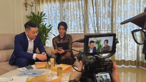 讓世界都看見-台灣好品牌-品牌人物誌-電視節目專訪-「艾女神」側拍照片1製作單位：星澤影視 製作人：游祈盛 執行製作：楊含容