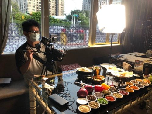 讓世界都看見-台灣好品牌-品牌人物誌-電視節目專訪-「淇里思印度料理」側拍照片1製作單位：星澤影視 製作人：游祈盛 執行製作：楊含容