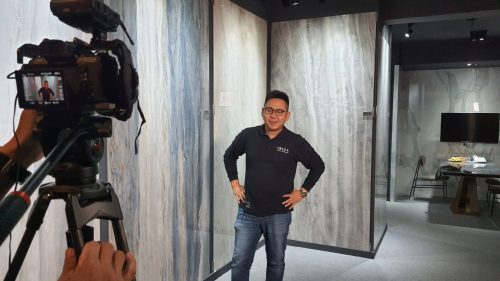 讓世界都看見-台灣好品牌-品牌人物誌-電視節目專訪-「伊比薩瓷磚」側拍照片1製作單位：星澤影視 製作人：游祈盛 執行製作：楊含容