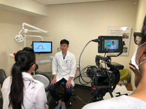 讓世界都看見-台灣好品牌-品牌人物誌-電視節目專訪-「悠雅牙套」側拍照片1製作單位：星澤影視 製作人：游祈盛 執行製作：楊含容