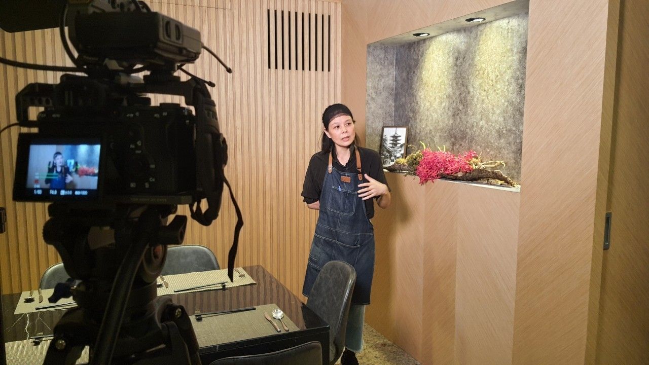 星澤國際-台灣好品牌 電視節目-專訪「大稻鐵板燒」精彩側拍花絮09-游祈盛與楊含容監督製作
