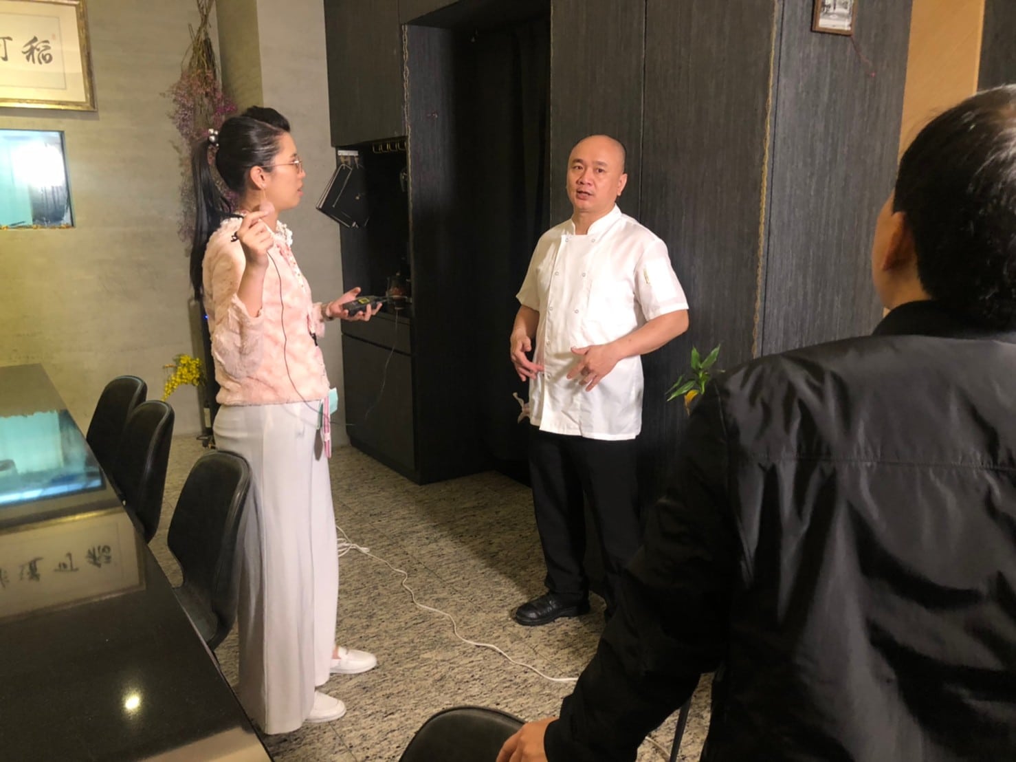星澤國際-台灣好品牌 電視節目-專訪「大稻鐵板燒」精彩側拍花絮01-游祈盛與楊含容監督製作