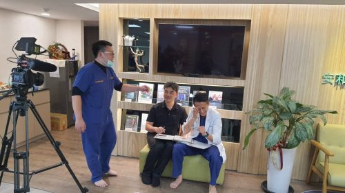 讓世界都看見-台灣好品牌-品牌人物誌-電視節目專訪-「安和物理治療所」側拍照片1製作單位：星澤影視 製作人：游祈盛 執行製作：楊含容