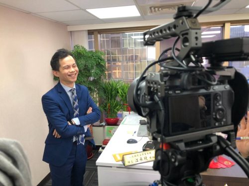 讓世界都看見-台灣好品牌-品牌人物誌-電視節目專訪-「心成律師」側拍照片1製作單位：星澤影視 製作人：游祈盛 執行製作：楊含容