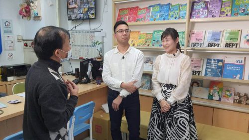 讓世界都看見-台灣好品牌-品牌人物誌-電視節目專訪-「活潑明奕補習班」側拍照片1製作單位：星澤影視 製作人：游祈盛 執行製作：楊含容