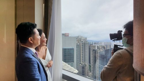 讓世界都看見-台灣好品牌-品牌人物誌-電視節目專訪-「索尼聖典愛書籍」側拍照片1製作單位：星澤影視 製作人：游祈盛 執行製作：楊含容