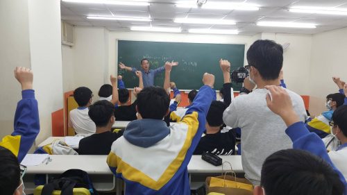 讓世界都看見-台灣好品牌-品牌人物誌-電視節目專訪-「領袖菁英教育」側拍照片1製作單位：星澤影視 製作人：游祈盛 執行製作：楊含容