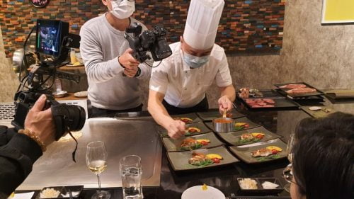 星澤國際-台灣好品牌 電視節目-專訪「大稻鐵板燒」精彩側拍花絮02-游祈盛與楊含容監督製作