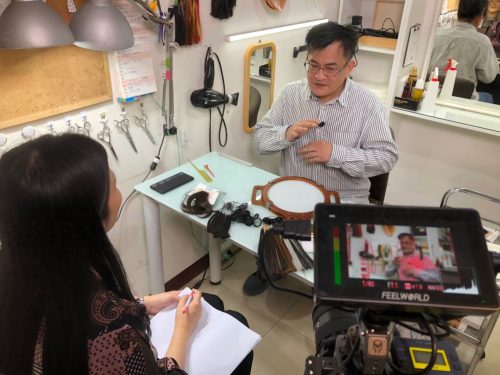 星澤國際-台灣好品牌 電視節目-專訪「洪店長假髮」精彩側拍花絮05-游祈盛與楊含容監督製作