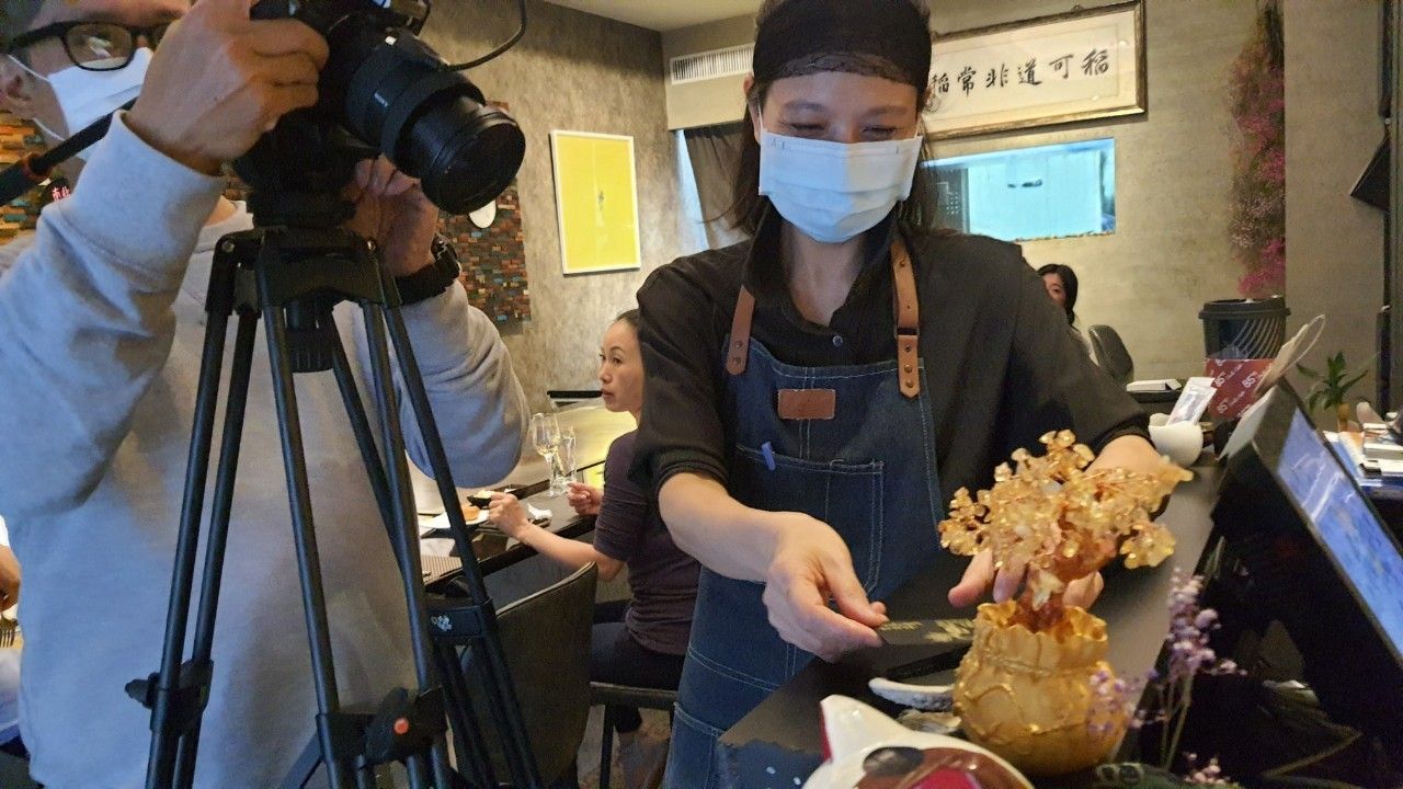 星澤國際-台灣好品牌 電視節目-專訪「大稻鐵板燒」精彩側拍花絮03-游祈盛與楊含容監督製作