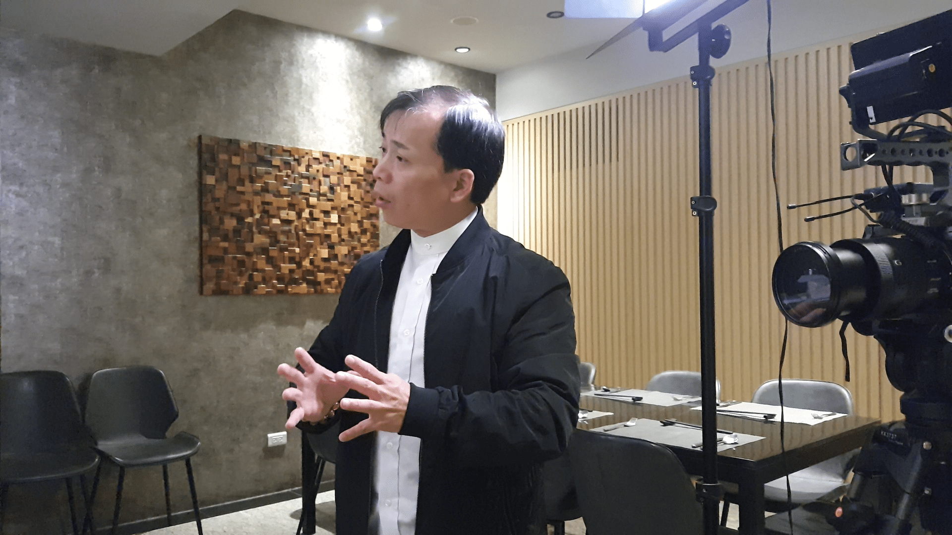星澤國際-台灣好品牌 電視節目-專訪「大稻鐵板燒」精彩側拍花絮06-游祈盛與楊含容監督製作