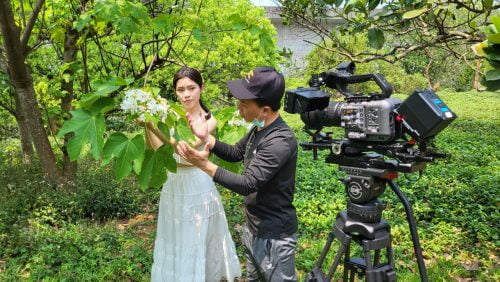 製作人游祈盛指導演員拍攝桐花祭廣告宣傳