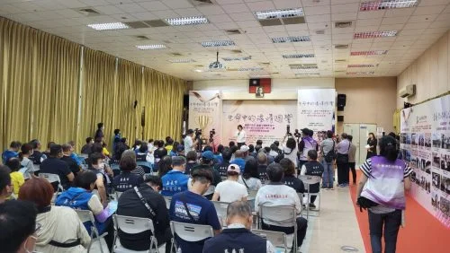 「生命中的溫情迴響」頒獎暨論壇中嘉義市長黃敏惠致詞,現場近百人參與活動