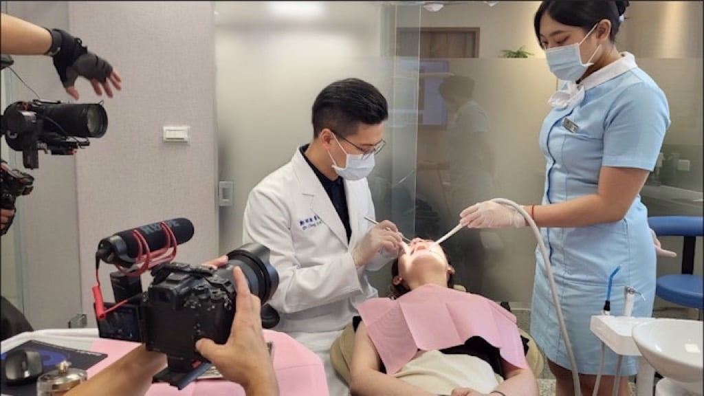 讓世界都看見-電視節目專訪-「沐光美學牙醫診所」-幕後側拍01 製作單位：星澤影視 製作人：游祈盛、楊含容