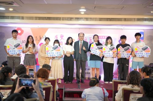 入選的短影音創作者開心上台與教育司長合影。