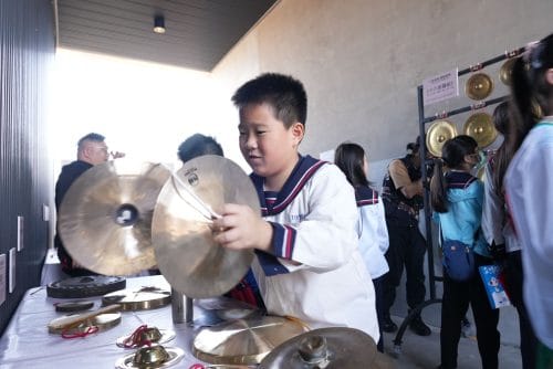 圖說：宜蘭國小學童體驗銅鑼敲擊樂趣。