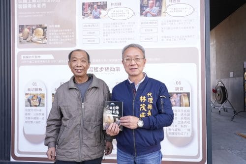 圖說：製鑼工藝保存者林烈旗藝師(左)與宜蘭縣代理縣長林茂盛(右)合影。
