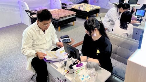 AmLife向民眾介紹DeepZleep智能睡眠養生設備的產品特色。(圖/AmLife恩萊國際) AmLife向民眾介紹DeepZleep智能睡眠養生設備的產品特色。(圖/AmLife恩萊國際)