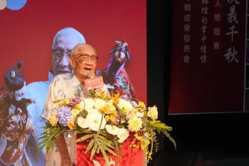 陳錫煌藝師致詞-《俠義千秋-人間國寶陳錫煌的掌中情懷》布袋戲影音專輯成果發表(圖/文化部文化資產局提供) 陳錫煌藝師致詞-《俠義千秋-人間國寶陳錫煌的掌中情懷》布袋戲影音專輯成果發表(圖/文化部文化資產局提供)